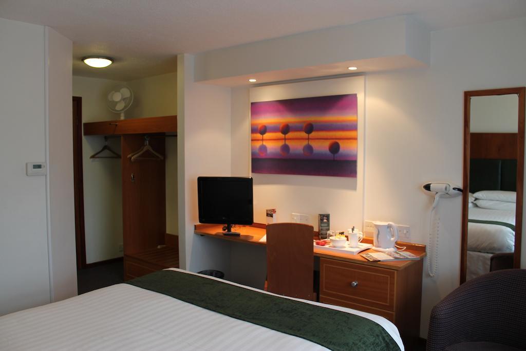 The Villa Express Kirkham  Extérieur photo